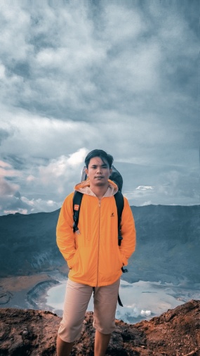 一个人登山帅哥图片